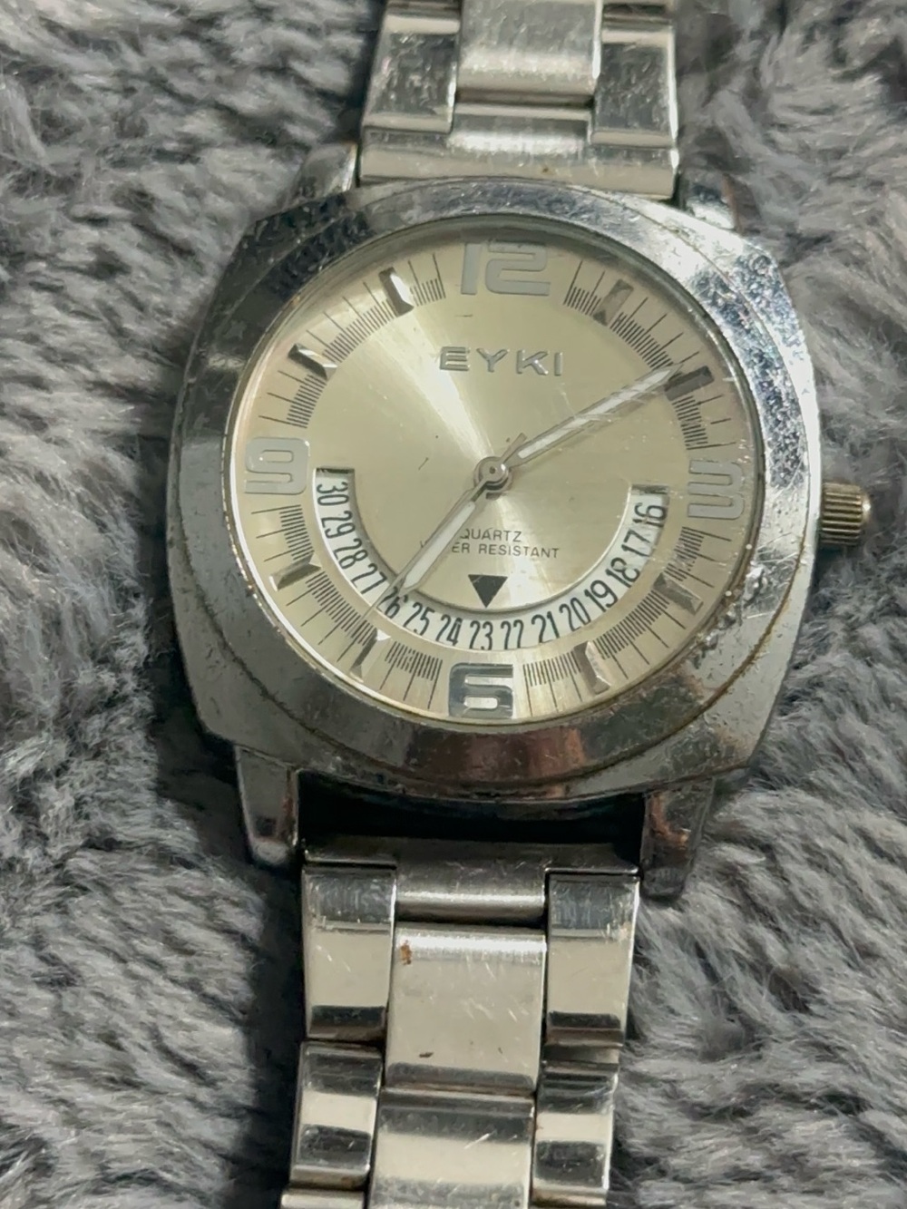 EYKI Silver Tone Men's Quartz Watch with Date Dial (see photos for details)